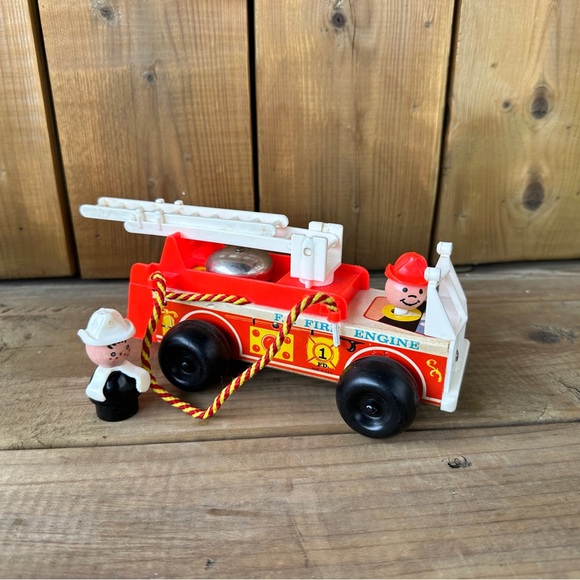 1968 Toy Fire Truck and little people wooden Fireman. - Picture 10 of 10